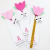 Cesta sextavada estruturada com alça superior reforçada na cor rosa escuro, decorada com ramos de folhas e borboletas vazadas nas bordas em camadas tridimensionais em arquivo digital de corte.