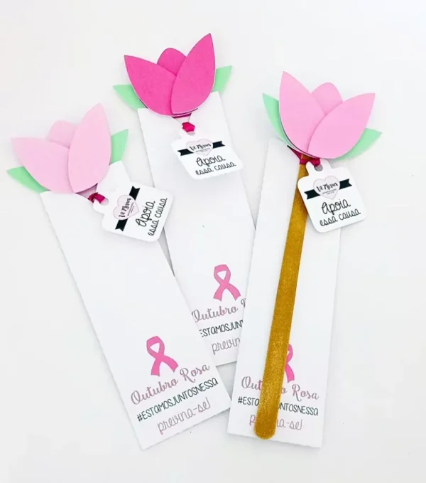 Cesta sextavada estruturada com alça superior reforçada na cor rosa escuro, decorada com ramos de folhas e borboletas vazadas nas bordas em camadas tridimensionais em arquivo digital de corte.