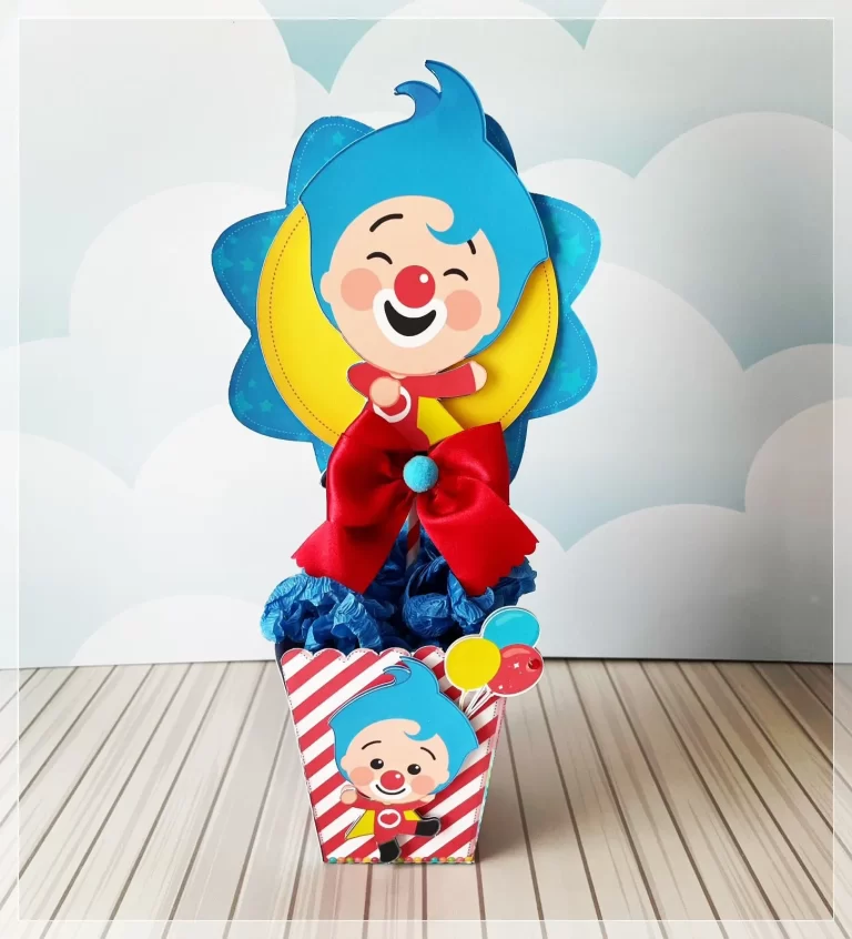 Centro de mesa com cachepô delicado em tons pastéis suaves de azul e amarelo, com o Plim Plim em versão baby sentado em uma nuvem branca fofinha decorada com estrelas cadentes em camadas tridimensionais em arquivo digital de corte.