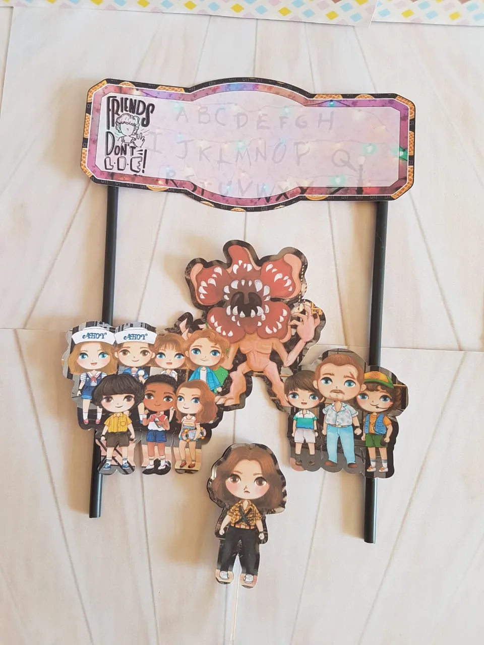 Enfeites decorativos de mesa de Stranger Things para recortar em Studio e PDF.