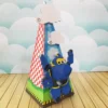 Arquivo de corte de caixinha de papel no formato de mala de viagem antiga azul-escura, com carimbos de passaporte falsos e o avião acrobático Jerome saltando na frente.