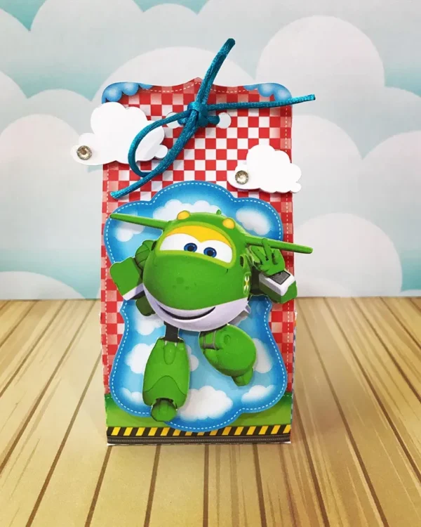 Molde digital de caixa sextavada amarela simulando uma caixa de ferramentas, ilustrada com engrenagens e o avião engenheiro Donnie sorrindo na frente com asas abertas.