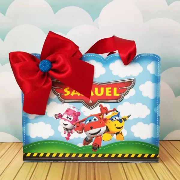 Elementos digitais para enfeite de mesa exibindo a torre do aeroporto internacional Super Wings ao fundo, cercada por nuvens brancas e os personagens reunidos na base.