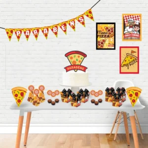 Centro de mesa decorativo tridimensional para festa infantil com o tema pizzaria, exibindo ilustrações de fatias de pizza, chefe de cozinha e caixas de entrega em camadas de papel.