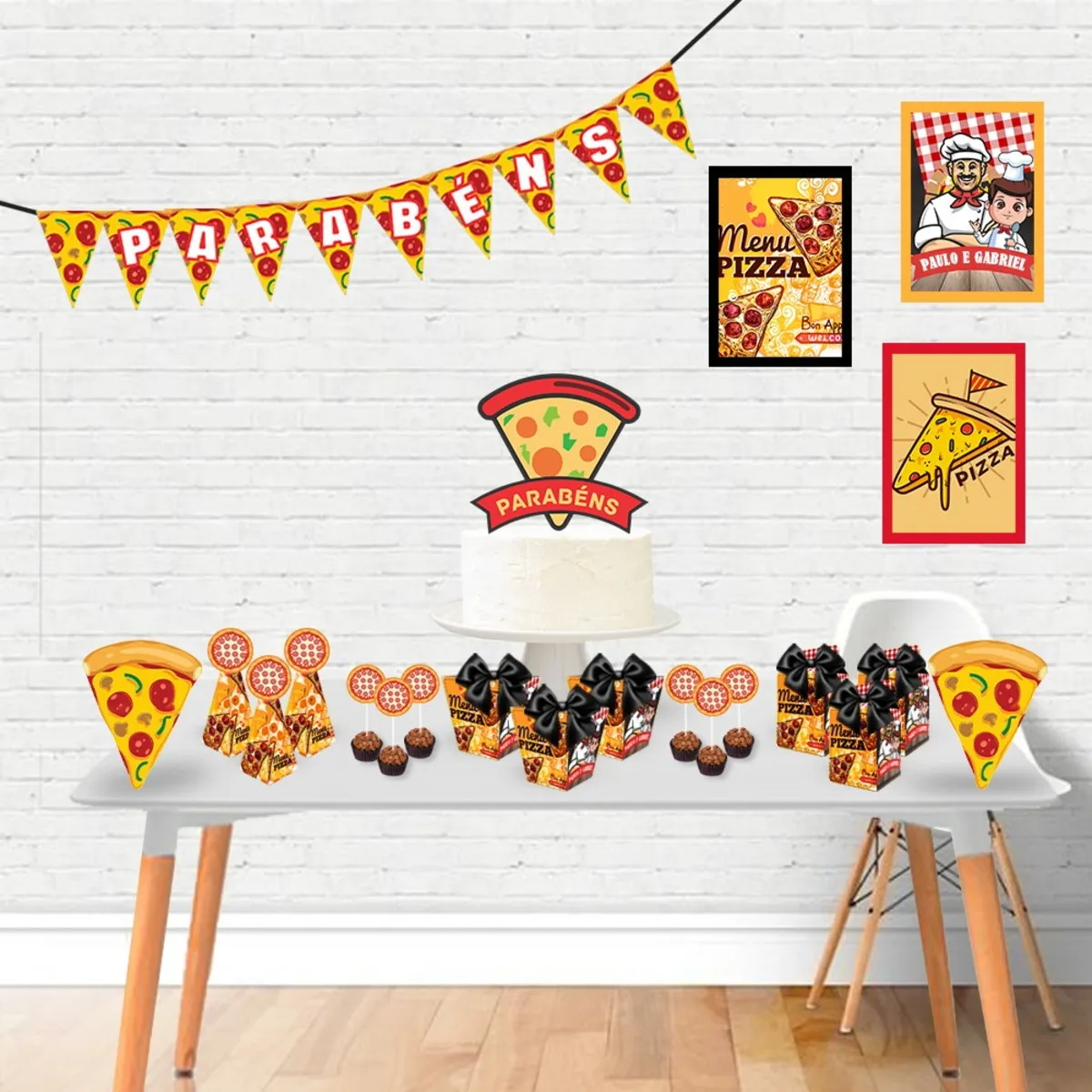 Centro de mesa decorativo tridimensional para festa infantil com o tema pizzaria, exibindo ilustrações de fatias de pizza, chefe de cozinha e caixas de entrega em camadas de papel.