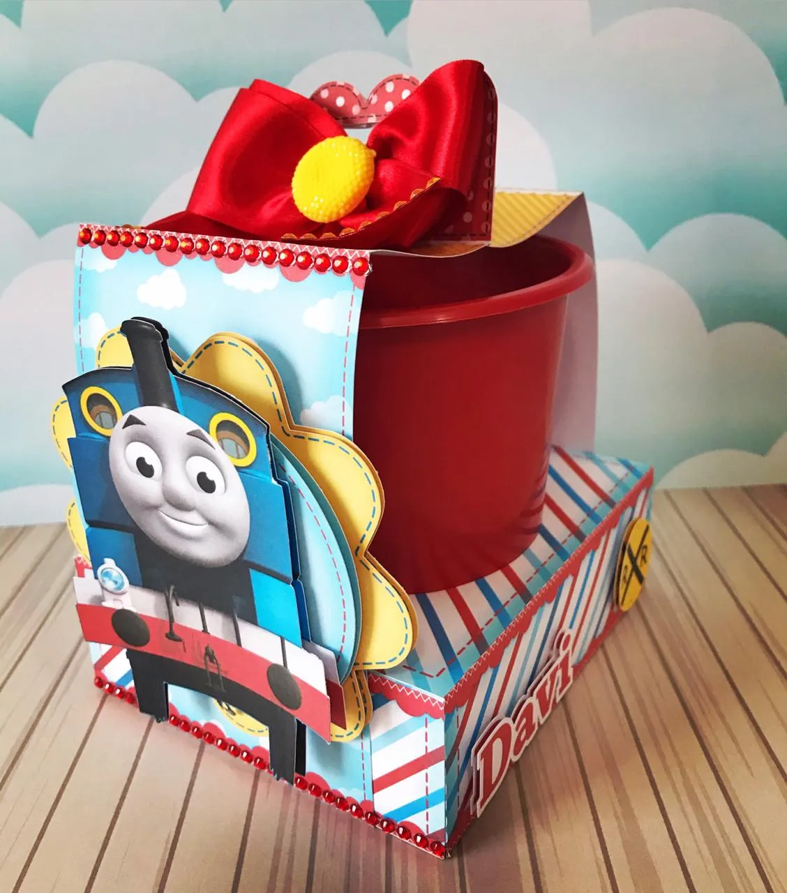 Centro de mesa estruturado com a locomotiva azul Thomas para decoração de festas em formato Studio e PDF.