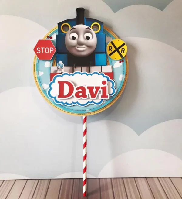 Kit digital de decoração para festas com centro de mesa e temas do desenho Thomas e Seus Amigos.