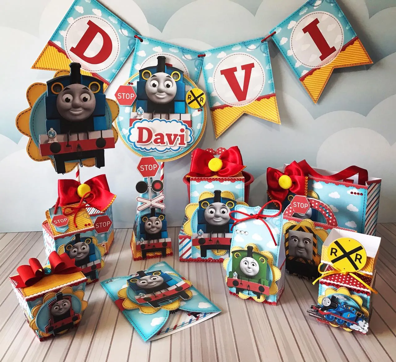 Centro de mesa em camadas 3D do trenzinho Thomas para decoração de festa infantil em arquivo digital de corte.