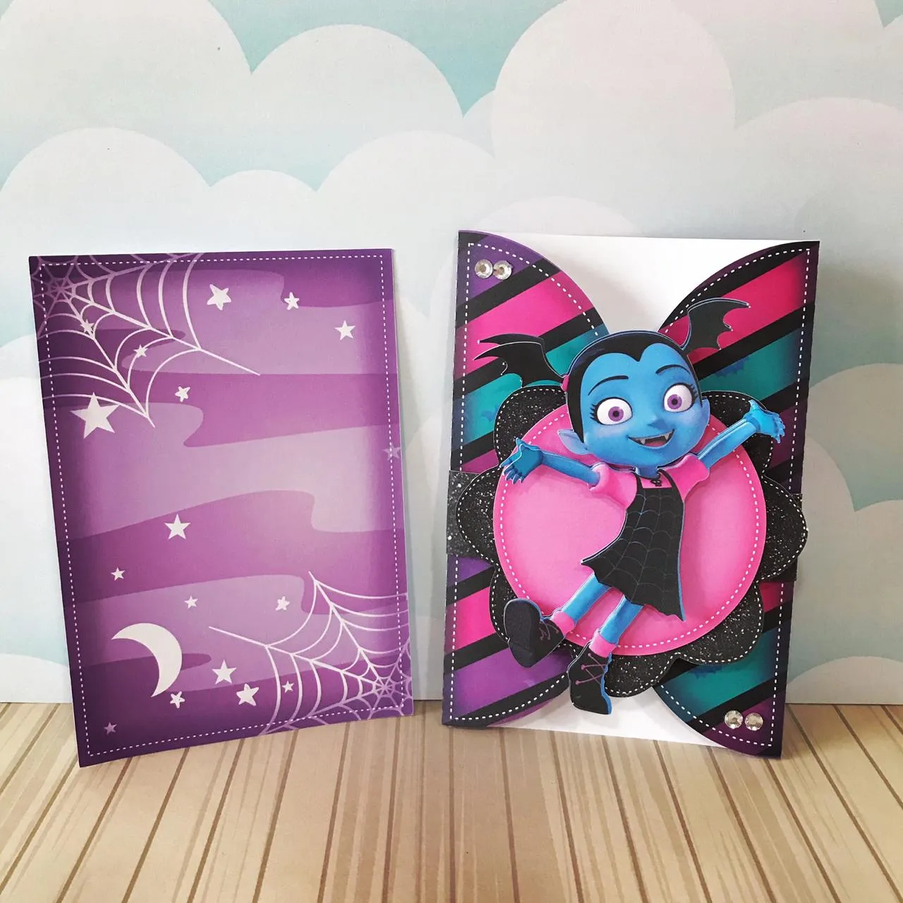 Enfeites, tags e embalagens de mesa da Vampirina nos formatos prontos Studio, PNG e PDF.