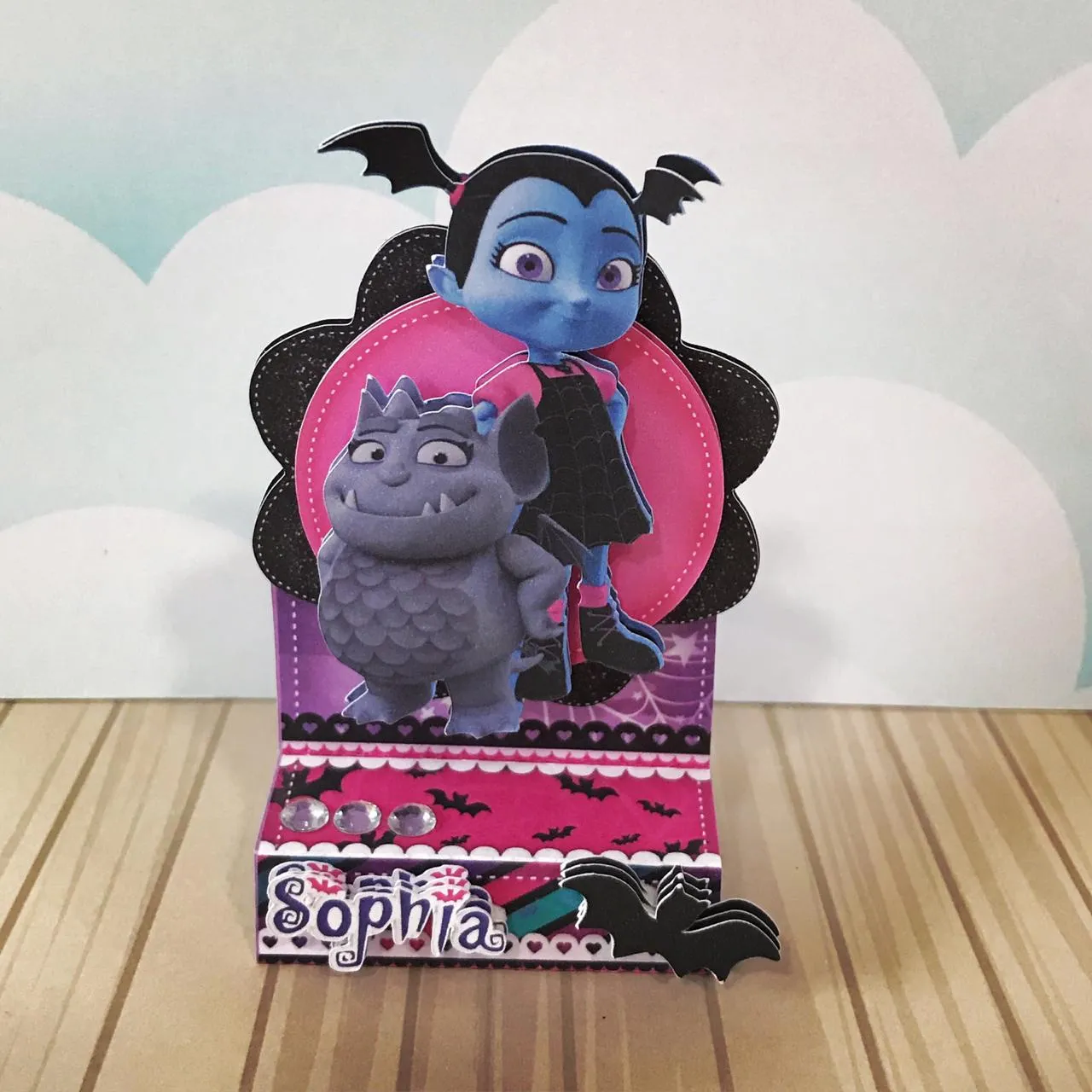 Cachepô personalizado da Vampirina pronto para impressão e corte em Studio e PDF.