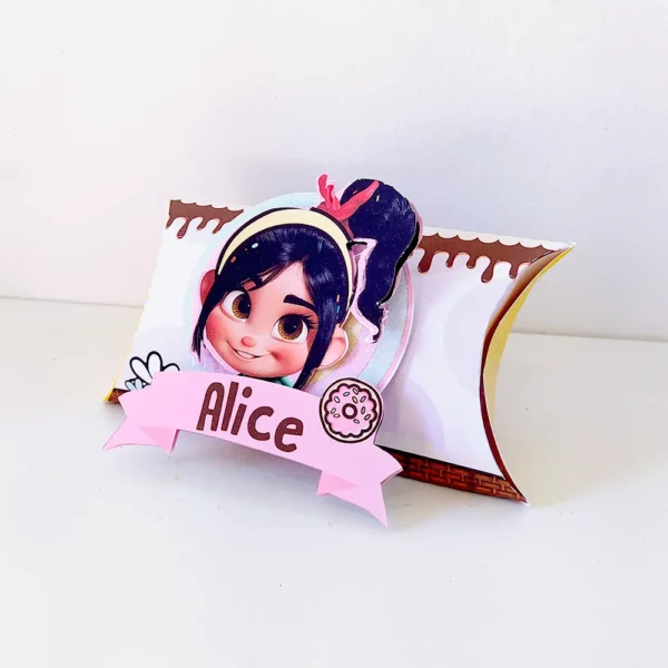 Centro de mesa em camadas da personagem Vanellope von Schweetz para decoração de festa infantil em arquivo digital de corte.