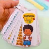 Fichas de tabuada ilustradas prontas para impressão e furação, exibidas na tela do computador com design voltado para educação infantil e matemática.