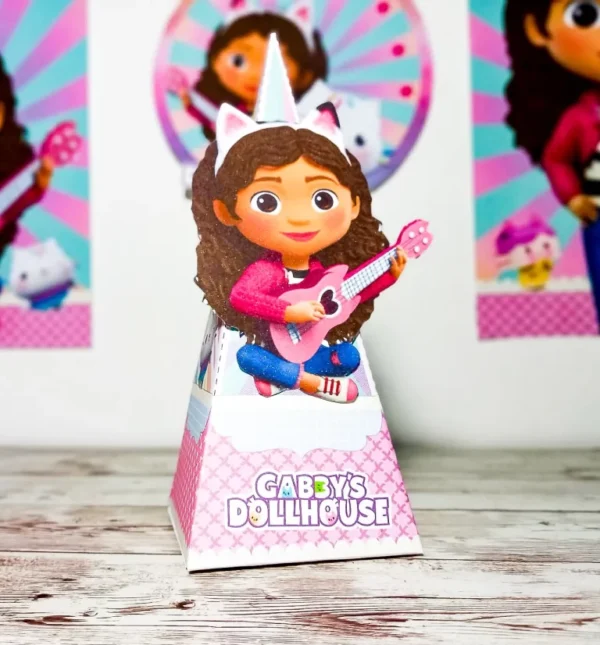 Embalagem milk vertical com estampa de arco-íris em tons pastéis, trazendo a Gabby abraçada com o gatinho Pandy em um aplique frontal em camadas tridimensionais, em arquivo digital de corte.