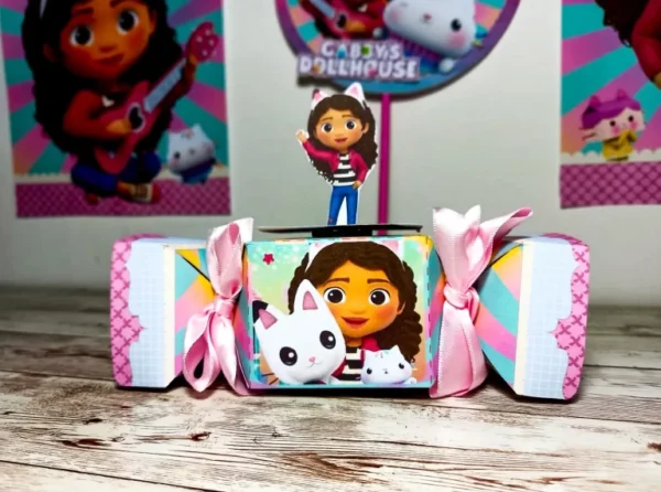 Topper de bolo com a fachada da casa de bonecas com orelhas de gatinho, trazendo a Gabby e seus amigos felinos distribuídos em várias alturas em camadas tridimensionais, em arquivo digital de corte.