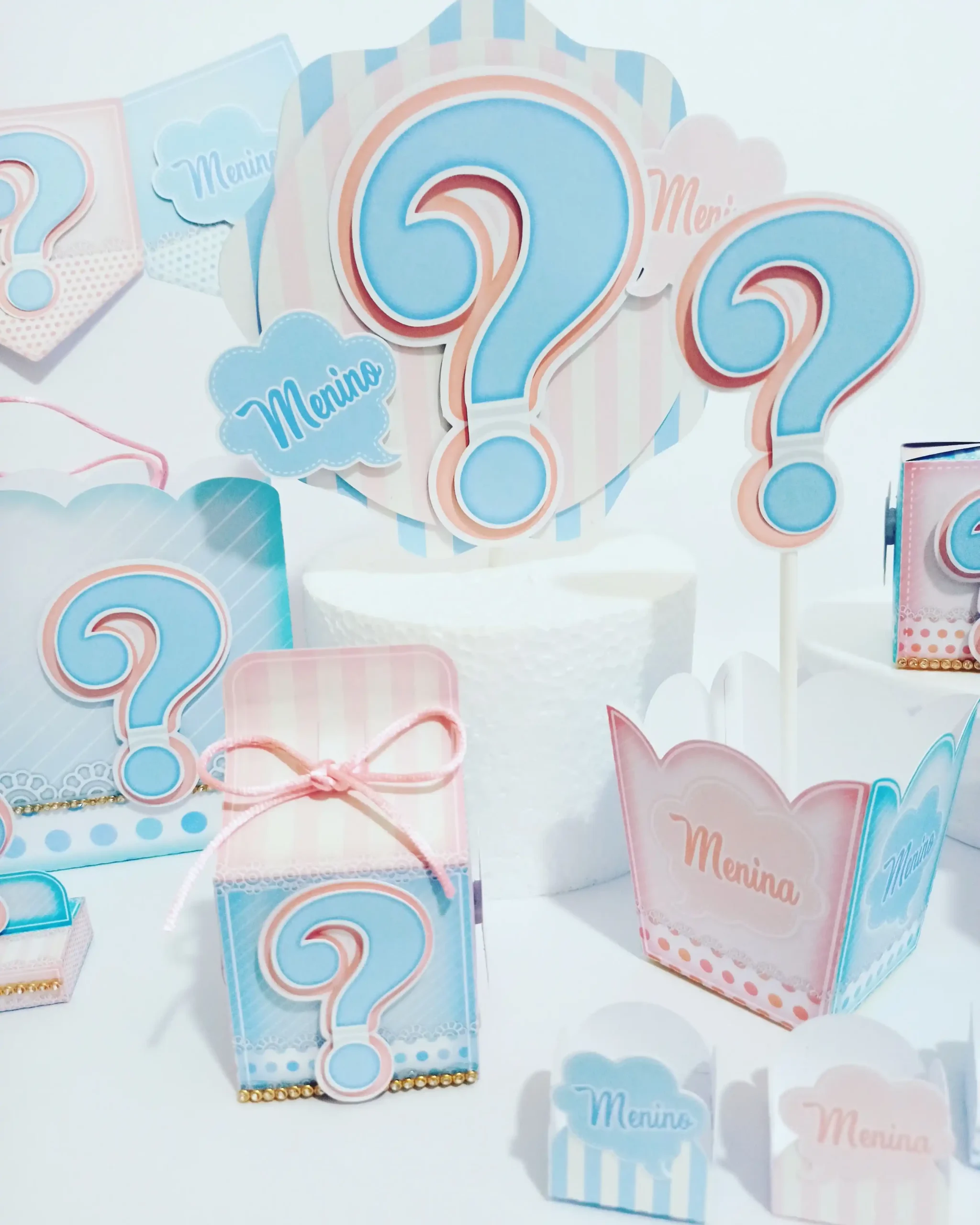 Elementos decorativos em camadas de nuvens, ursinhos e corações para decoração de festas com o tema Chá Revelação.