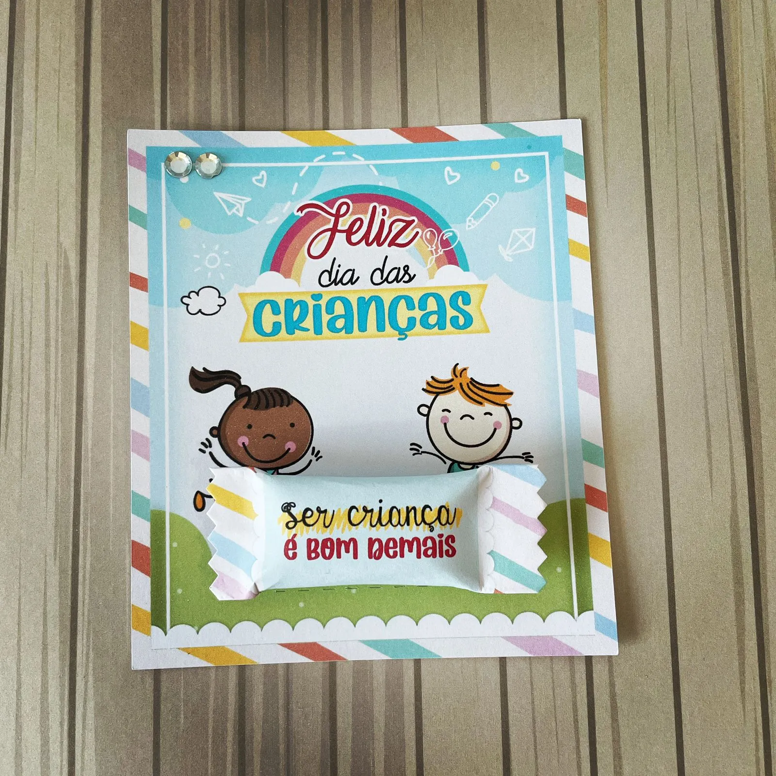 Moldes de caixas e embalagens decoradas para presentes do Dia das Crianças em Studio e PDF.