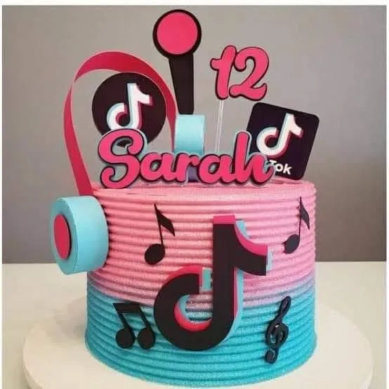 Topper de bolo com a logo clássica do TikTok com efeito neon azul e rosa, notas musicais flutuantes e fones de ouvido em camadas tridimensionais para decoração de festa em arquivo digital de corte.