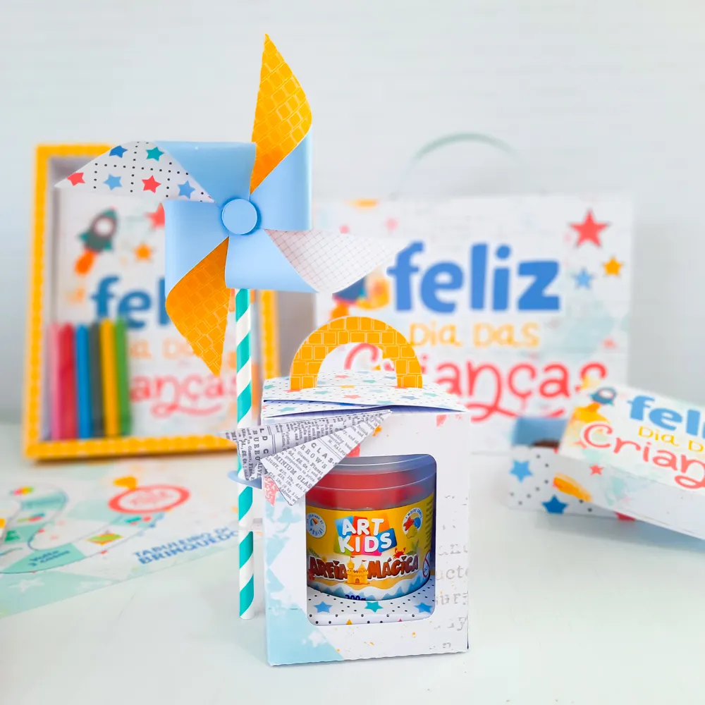 Molde de corte para topper de bolo de aniversário e comemorações infantis com a frase Feliz Dia das Crianças e molduras divertidas nos formatos Studio e PDF.