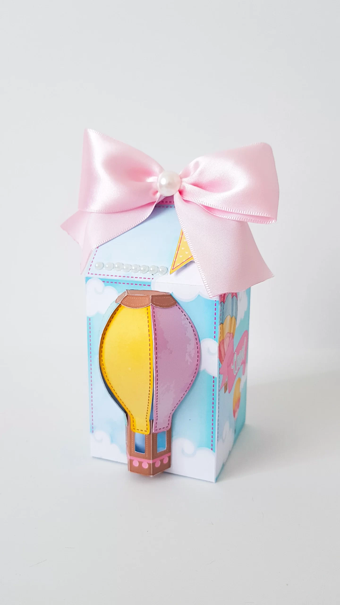 Caixinhas personalizadas com desenhos de nuvens e balão prontas para impressão em Studio, PNG e PDF.