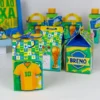Topper de bolo e elementos decorativos de futebol com a bandeira do Brasil, bola, troféu e camisas canarinho em camadas tridimensionais para decoração de festa em arquivo digital de corte.