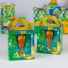 Topper de bolo com camisa canarinho, chuteira e estrelas em camadas tridimensionais nas cores verde e amarelo para decoração de festas.