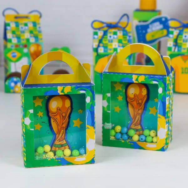 Topper de bolo com camisa canarinho, chuteira e estrelas em camadas tridimensionais nas cores verde e amarelo para decoração de festas.