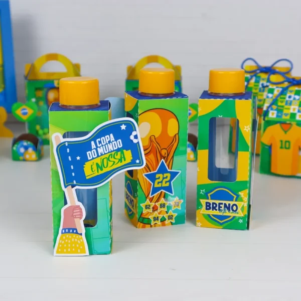 Topper de bolo e elementos decorativos de futebol com a bandeira do Brasil, bola e troféu em camadas tridimensionais para decoração de festa em arquivo digital de corte.