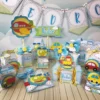 Balão, helicóptero, navio e carrinhos em camadas para decoração de festas com o tema Meios de Transporte.