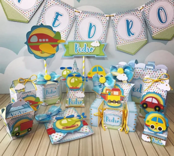 Balão, helicóptero, navio e carrinhos em camadas para decoração de festas com o tema Meios de Transporte.