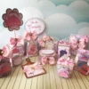 Kit de decoração de mesa com caixinhas pirâmide simulando uma batedeira rosa pastel, apliques tridimensionais de flores delicadas em tons de aquarela e arabescos dourados espelhados em camadas tridimensionais em arquivo digital de corte.