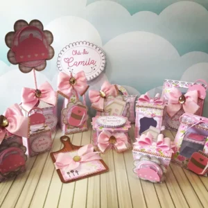 Kit de decoração de mesa com caixinhas pirâmide simulando uma batedeira rosa pastel, apliques tridimensionais de flores delicadas em tons de aquarela e arabescos dourados espelhados em camadas tridimensionais em arquivo digital de corte.