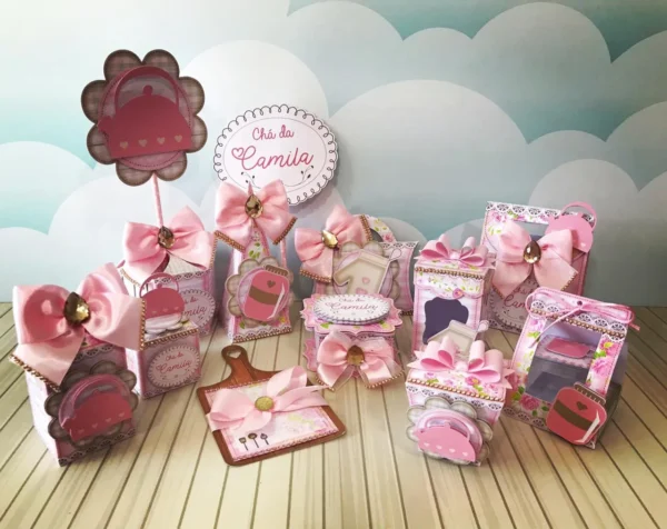 Kit de decoração de mesa com caixinhas pirâmide simulando uma batedeira rosa pastel, apliques tridimensionais de flores delicadas em tons de aquarela e arabescos dourados espelhados em camadas tridimensionais em arquivo digital de corte.