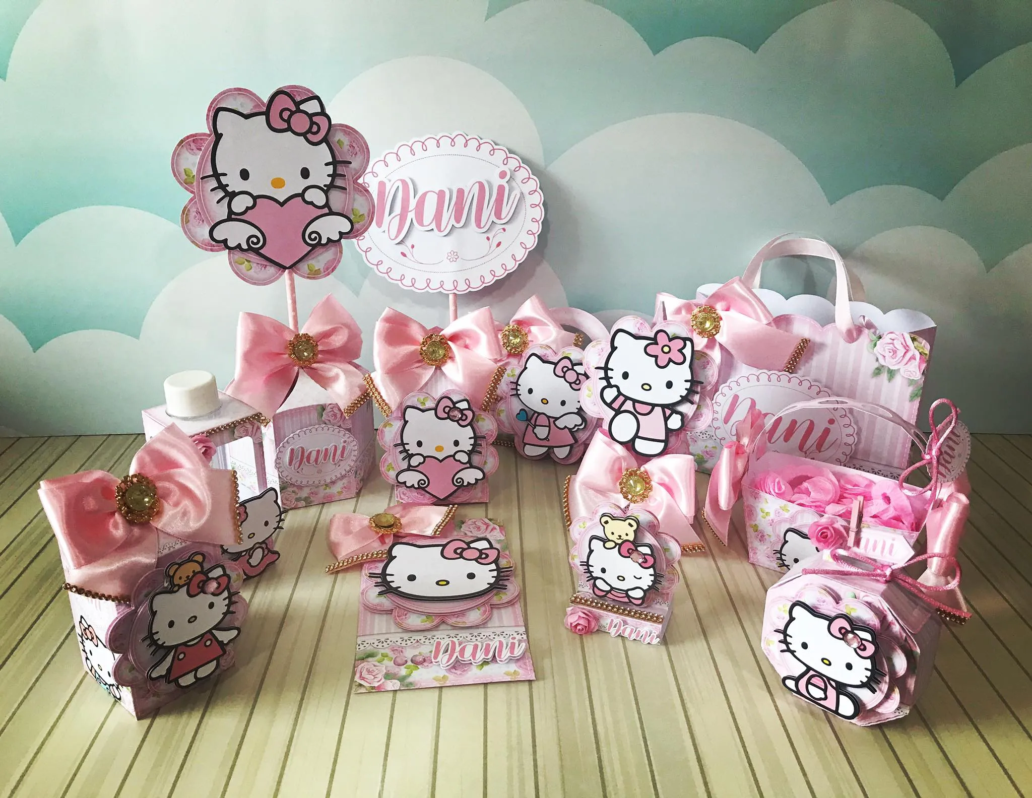 Topper de bolo com a Hello Kitty em camadas tridimensionais com flores e corações coloridos para decoração de festas.