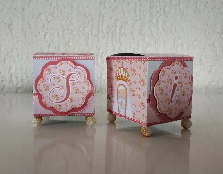 Moldes de caixas e embalagens decoradas com símbolos católicos em Studio e PDF.