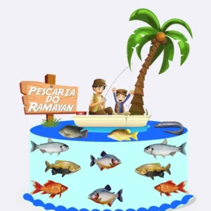 Topper de bolo com um pescador em um barco de madeira, um peixe grande saltando da água fisgado pelo anzol, vegetação de rio e varas de pesca em camadas tridimensionais para decoração de festa em arquivo digital de corte.