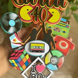 Gabarito digital de topo de bolo temático com elementos retrô dos anos 80, apresentando desenhos de fitas cassete, óculos de sol neon e globos espelhados com linhas de marcação para camadas em 3D e contornos precisos em arquivo digital de corte.