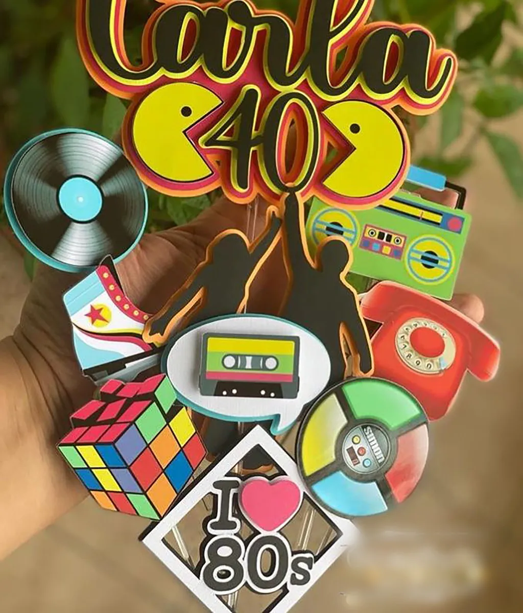 Gabarito digital de topo de bolo temático com elementos retrô dos anos 80, apresentando desenhos de fitas cassete, óculos de sol neon e globos espelhados com linhas de marcação para camadas em 3D e contornos precisos em arquivo digital de corte.
