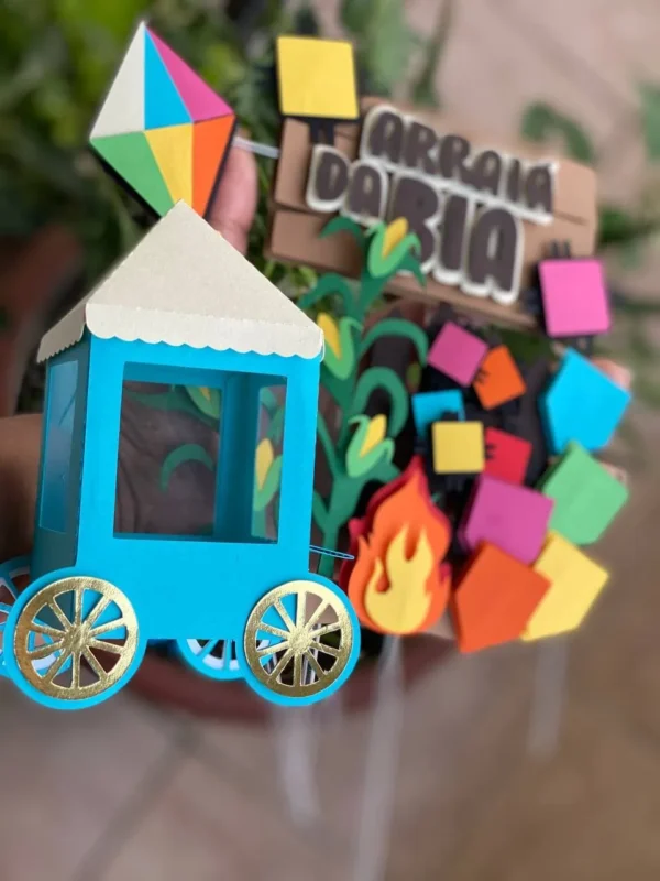 Gabarito digital de topo de bolo temático de festa junina com bandeirolas coloridas, fogueira estilizada, milho verde e chapéu de palha, exibindo as linhas estruturadas de contorno e camadas para recorte na Silhouette.