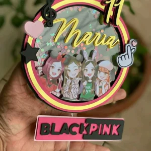 Gabarito digital de topo de bolo temático do grupo de K-pop Blackpink, com fontes estilizadas, corações e elementos modernos em tons de preto e rosa, exibindo as linhas estruturadas de contorno e camadas para recorte na Silhouette.