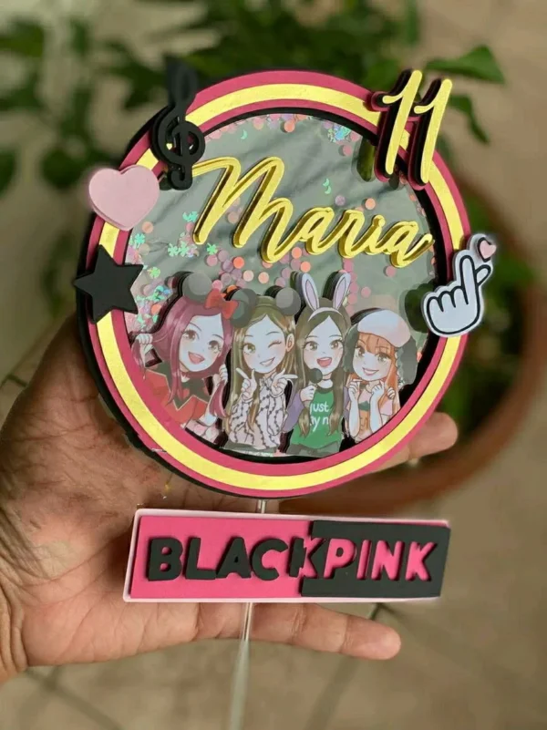 Gabarito digital de topo de bolo temático do grupo de K-pop Blackpink, com fontes estilizadas, corações e elementos modernos em tons de preto e rosa, exibindo as linhas estruturadas de contorno e camadas para recorte na Silhouette.