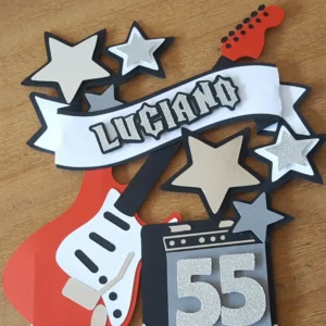 Gabarito digital de topo de bolo com silhueta detalhada de uma guitarra clássica, notas musicais flutuantes e estrelas estilizadas, exibindo as demarcações de corte preciso e mapeamento de camadas para montagem em relevo.