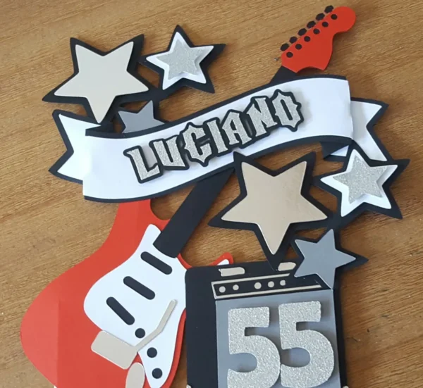 Gabarito digital de topo de bolo com silhueta detalhada de uma guitarra clássica, notas musicais flutuantes e estrelas estilizadas, exibindo as demarcações de corte preciso e mapeamento de camadas para montagem em relevo.