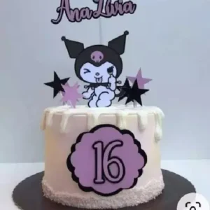 Topper de bolo com a personagem Kuromi usando o seu capuz preto de bobo da corte com uma caveira rosa, cercada por corações pretos, caveiras fofas e elementos góticos suaves em camadas tridimensionais em arquivo digital de corte.
