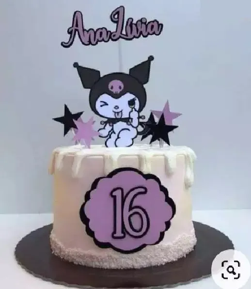 Topper de bolo com a personagem Kuromi usando o seu capuz preto de bobo da corte com uma caveira rosa, cercada por corações pretos, caveiras fofas e elementos góticos suaves em camadas tridimensionais em arquivo digital de corte.