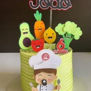 Gabarito digital de topo de bolo temático do programa culinário Masterchef, apresentando o logotipo clássico com a colher estilizada, chapéu de cozinheiro e utensílios de cozinha, exibindo as linhas estruturadas de contorno e camadas para recorte na Silhouette.