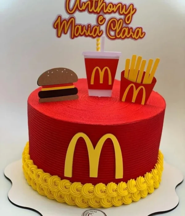 Gabarito digital de topo de bolo temático com a icônica caixa do McLanche Feliz, batatas fritas douradas, hambúrguer e a famosa letra M amarela sobre fundo vermelho, exibindo as linhas estruturadas de contorno e camadas para recorte na Silhouette.