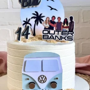 Topo de bolo personalizado com o tema da série Outer Banks em camadas de papel com elementos de praia e aventura.