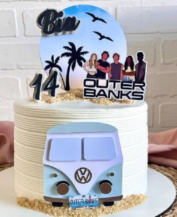 Topo de bolo personalizado com o tema da série Outer Banks em camadas de papel com elementos de praia e aventura.