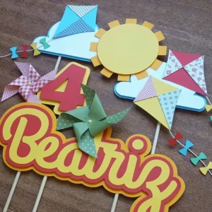 Topper de bolo com pipas coloridas, cataventos e nuvens em camadas tridimensionais com rabiolas em relevo para decoração de festa infantil em arquivo digital de corte.