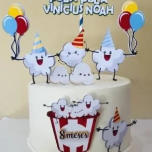Topper de bolo com um balde clássico de listras vermelhas e brancas cheio de pipocas amarelas e quentinhas pulando para fora, cercado por grãos de milho e elementos de cinema em camadas tridimensionais para decoração de festa em arquivo digital de corte.